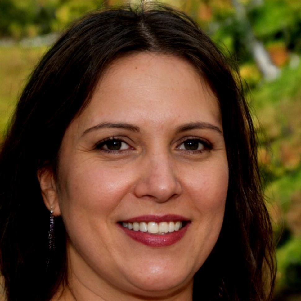 Directora académica Esperanza Villanueva con certificaciones profesionales